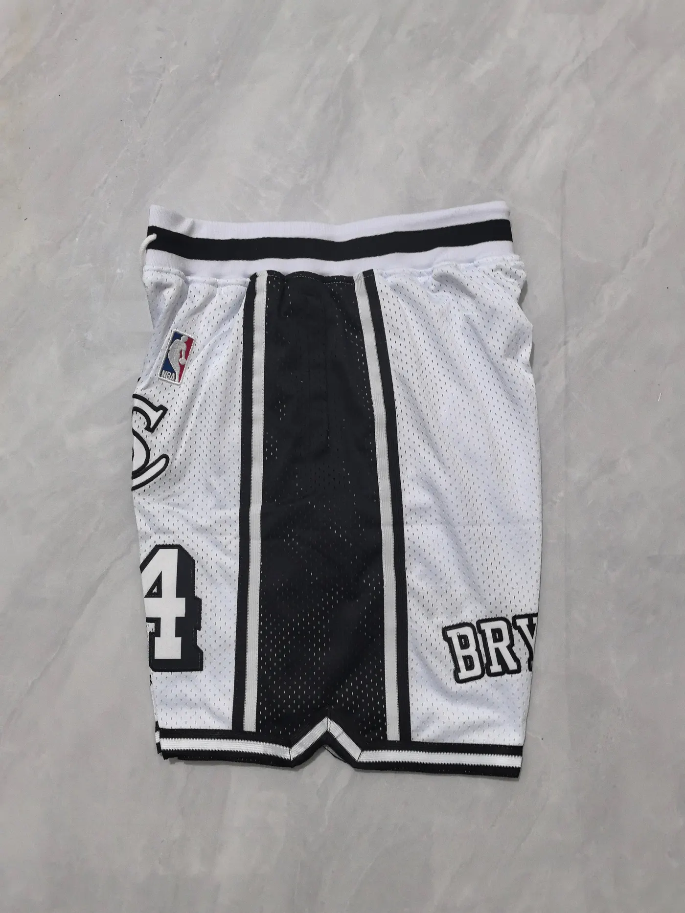 LOS ANGELES LAKERS KOBE BRYANT WHITE JERSEY